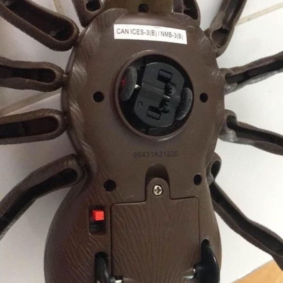 USED - kids discovery rc remote control tarantula (with led lights eyes) - Picture 4 of 4